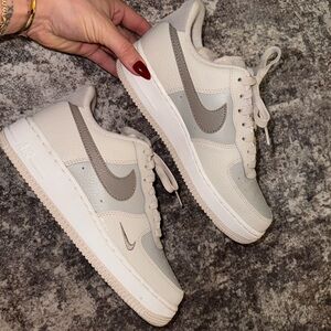 Women’s 7.5 Nike Air Force 1 LO ‘07 Moon Fossil